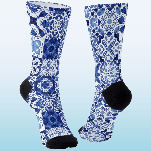 Chaussette Carreaux Bleus Bleu Méditerranéen Motif Aquarelle (Blue and white Mediterranean tile pattern socks)
