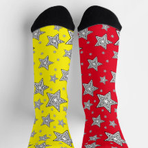 Chaussettes dépareillées avec des étoiles
