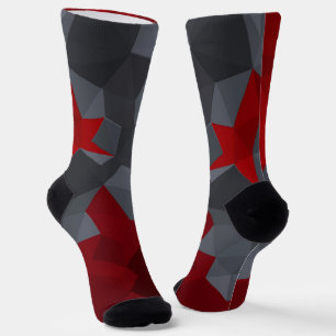 Chaussette Des triangles gris, rouges disposés aléatoirement.