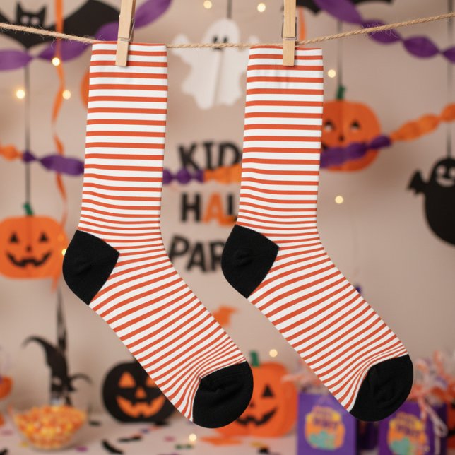 Chaussette Elégant orange et blanc mince bandes (Fun Halloween Socks. Cute Trendy Fall Orange and White Stripes Pattern for Autumn. For Kids & Adults)