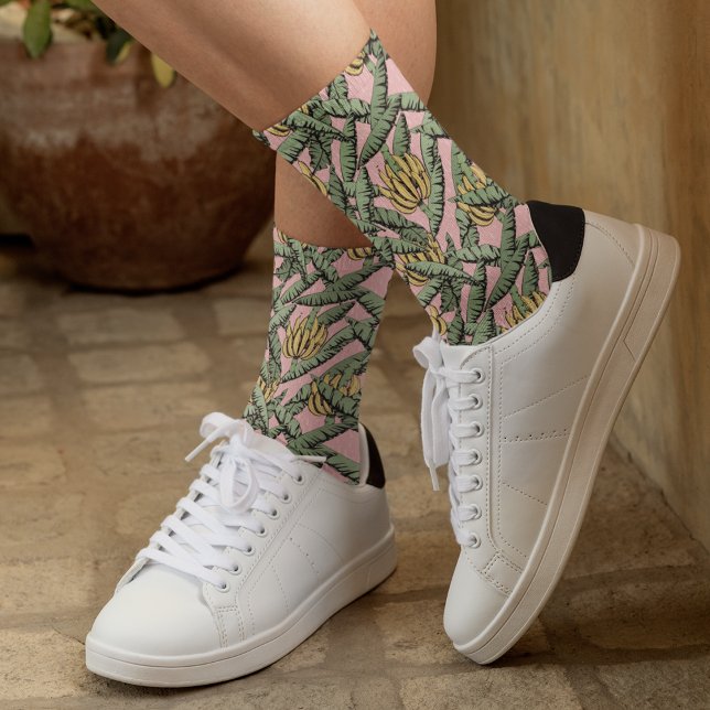 Chaussette Feuilles de bananes de la marine tropicale et bana (Pink Hawaiian Style Tropical Navy Banana Leaves and Yellow Bananas, Hand-Drawn in Ink. For Summer.)
