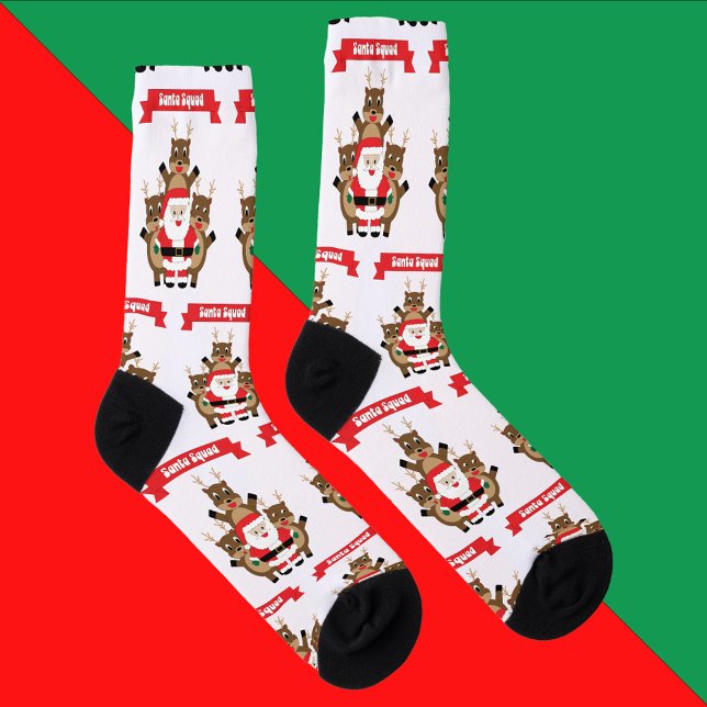 Chaussette Père Noël Squad Reindeer Drôle Motif (A pair of socks with a pattern of santa and reindeer with a banner that reads Santa Squad.)