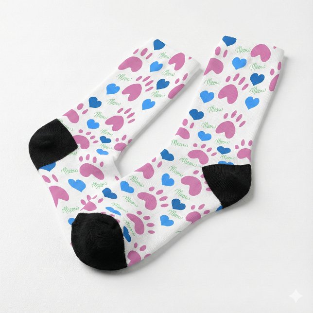 Chaussette Pink Cat Paws Blue Hearts Green Meow Pattern (A pair of socks with a pattern of cat paws, hearts and meow in pink, green and blue.)
