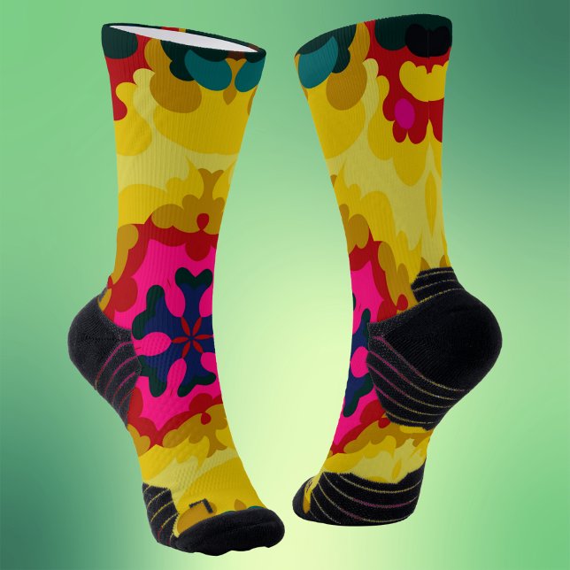 Chaussette Rétro Mandala jaune bleu et rose (Yellow and Pink Retro Mandala Socks by Wormhole Orbital)