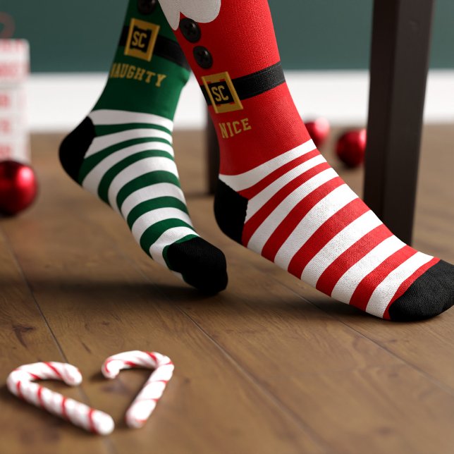 Chaussette Rouge et Vert Elf Naughty et Nice Chaussettes de N (Fun and festive and odd! What's not love about these elf christmas socks. Just add your inital)