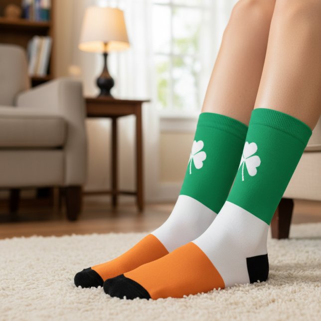 Chaussette Shamrock irlandais Jour de la Saint Patrick (St Patricks Day Irish Shamrock Socks by Ricaso. Show your pride in Ireland with these tricolor socks)