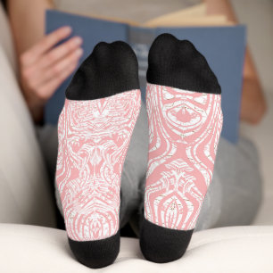 Chaussette un design abstrait rose et blanc sur un fond blanc