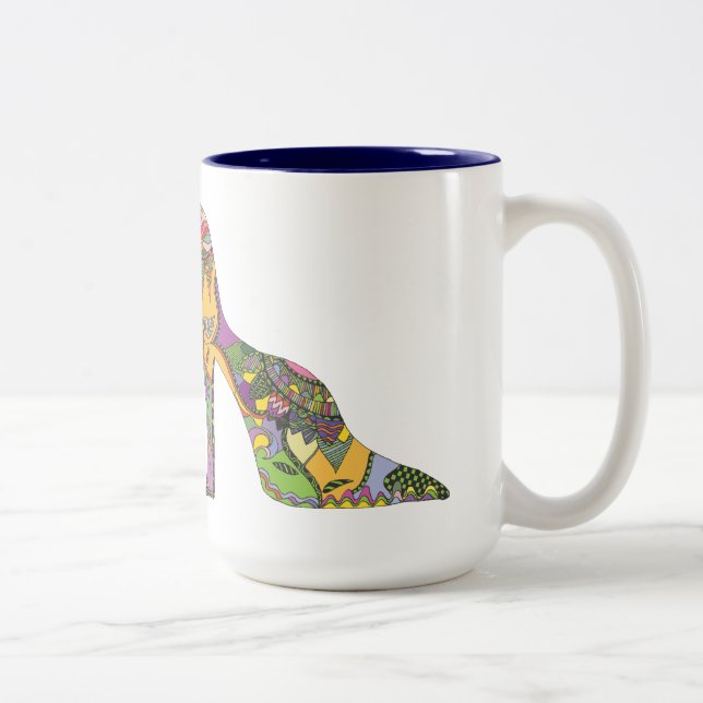 chaussures sur une tasse (Droit)
