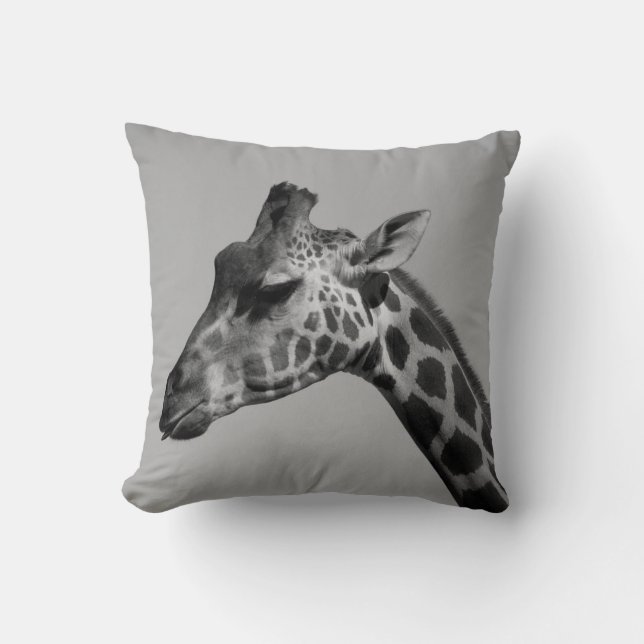 Cheeky giraffe throw pillow (Front)
