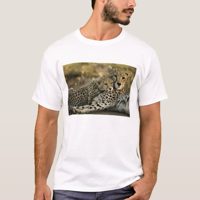 Cheetah, Acinonyx jubatus, with cub in the Masai 2 T-Shirt (Front)