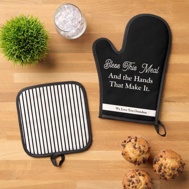 Chef Family Holiday Gift Oven Mitt & Pot Holder Set (Top Down)