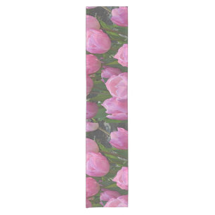 Chemin De Table Court belles fleurs de tulipe roses. art photo floral.
