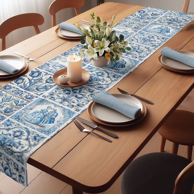 Chemin De Table Court Bleu Chic toile blanche de jouy Poupées et fleurs (Créateur téléchargé)