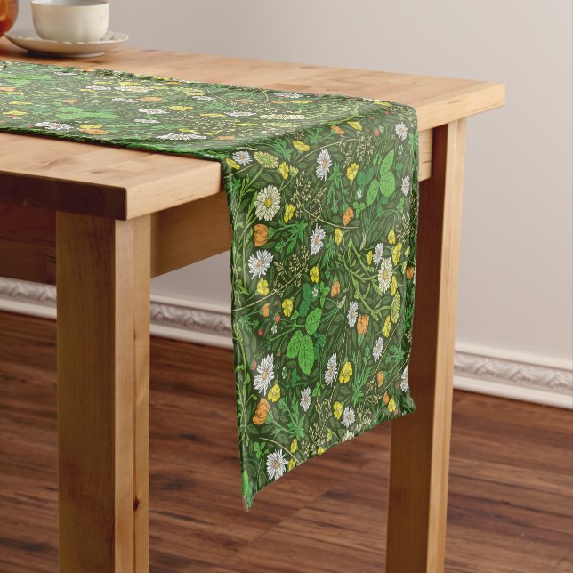 Chemin De Table Court Chamomille, Fraises, Beurre (In Situ)