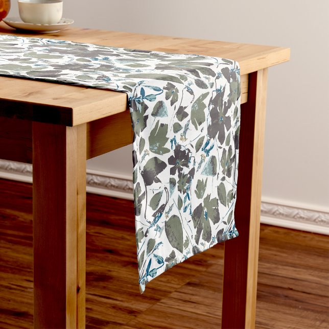 Chemin De Table Court Clematis Vine Fleurs Aquarelle Vert Bleu (Clematis Green Blue Watercolor Flowers Table Runner from Studio Posies. )