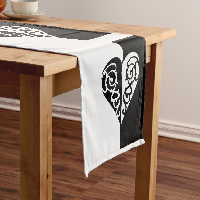 Chemin De Table Court Coeur noir et blanc en fibre (In Situ)