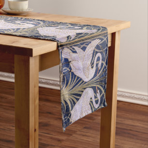Chemin De Table Court Cygne vintage, ruée et iris par W. Crane