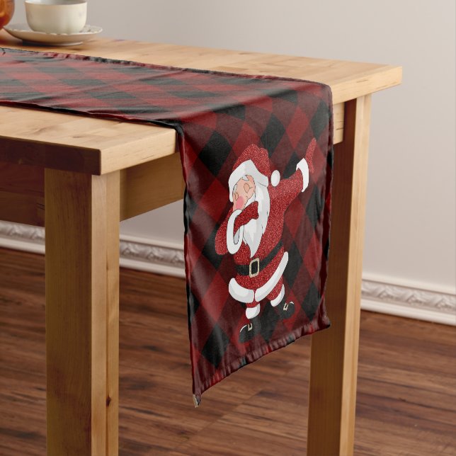 Chemin De Table Court Dabbing Red Plaid Santa Claus | Fun Rustic Buffalo (In Situ)