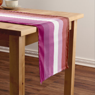Chemin De Table Court Drapeau de fierté lesbienne de SlipperyJoe féminin