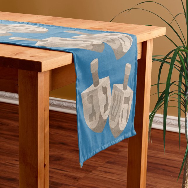 Chemin De Table Court Dreidel Rustic Chêne Juif Fête Bleu Hanoukka (This blue & faux wood dreidels table runner will dress up any table for Hanukkah parties & dinners)