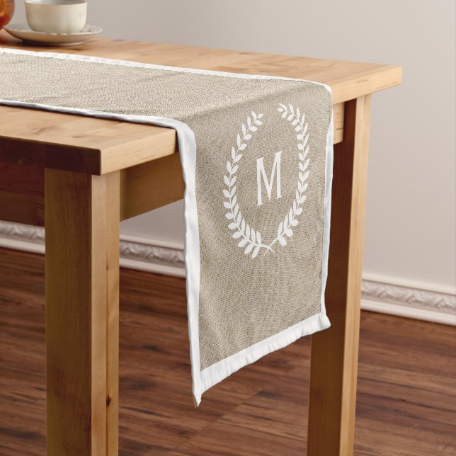 Chemin De Table Court Élégant Faux Beige Monogramme Linge & Wreath Blanc (In Situ)