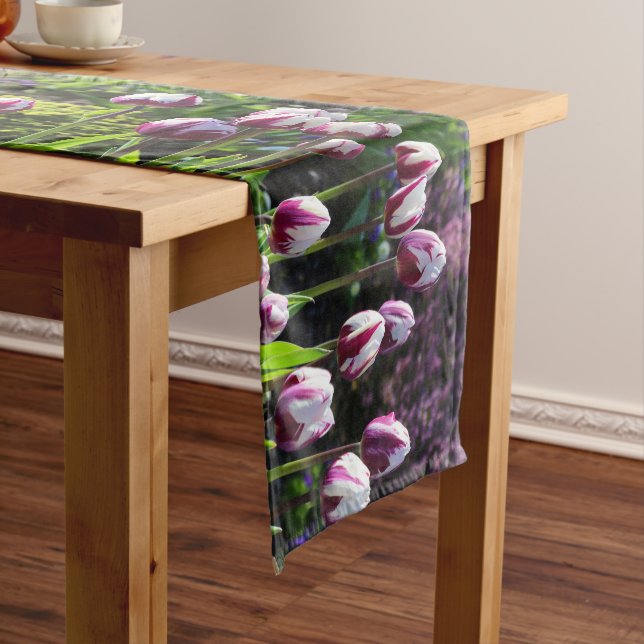 Chemin De Table Court Élégante Tulipes à drapeau triomphal blanc violet (In Situ)