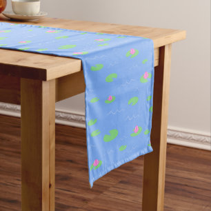 Chemin De Table Court Étang bleu doux avec nénuphars et fleurs roses