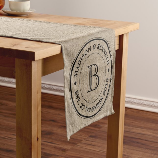 Chemin De Table Court Faites votre propre Burlap Retro Logo Monogramme (In Situ)