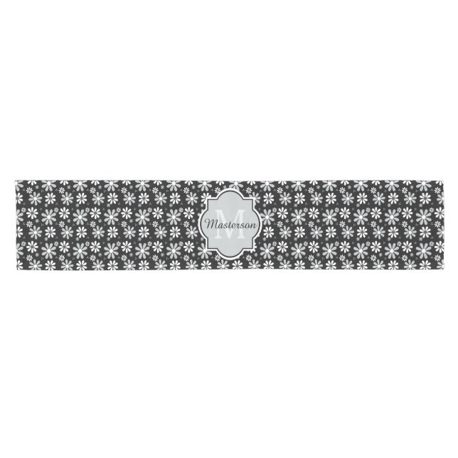 Chemin De Table Court Fille Monogramme Noir Blanc Fleurs Faisées Avec No (Horizontal)