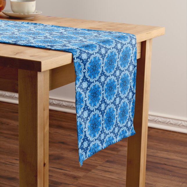 Chemin De Table Court Fleur géométrique Motif dans les tons bleu Denim (In Situ)