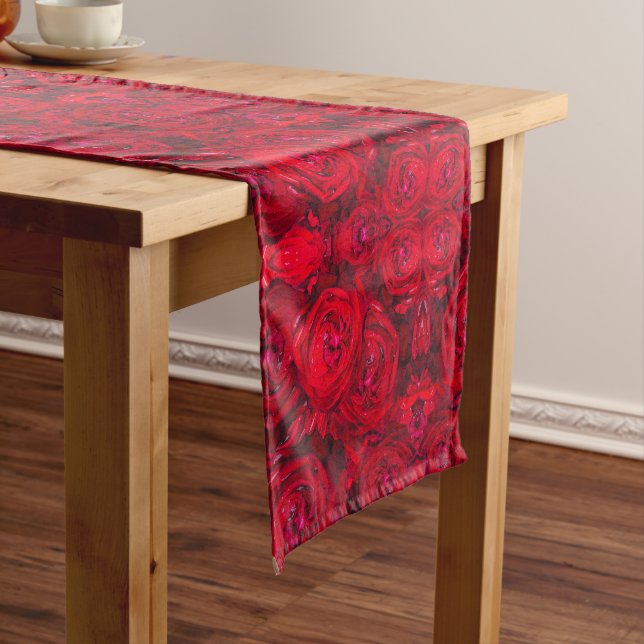 Chemin De Table Court Fleurs de roses rouges avec gouttelettes - photogr (In Situ)