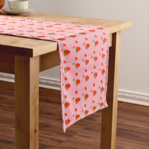Chemin De Table Court Fraises rouges sur arrière - plan rose
