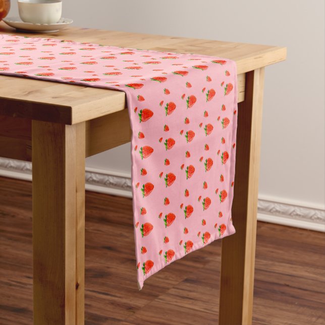 Chemin De Table Court Fraises rouges sur arrière - plan rose (In Situ)