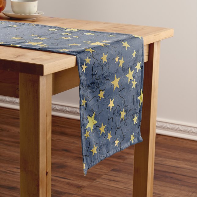 Chemin De Table Court Golden Stars ⭐ sur Blue Table Runner (In Situ)