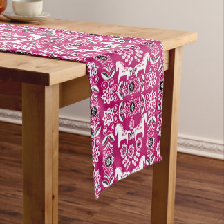 Chemin De Table Court Impression de cheval suédois Dala rose