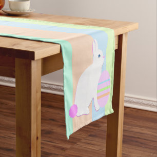 Chemin De Table Court Lapin de Pâques heureux et œufs