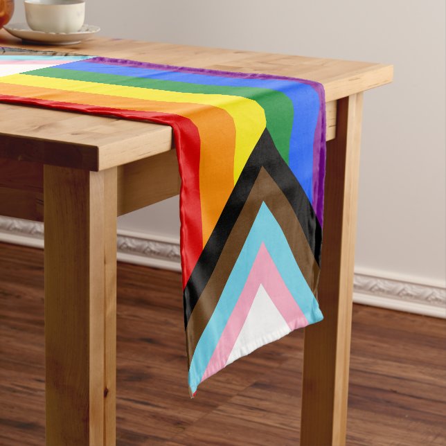 Chemin De Table Court LGBTQ & Pride - drapeau de progression arc-en-ciel (In Situ)