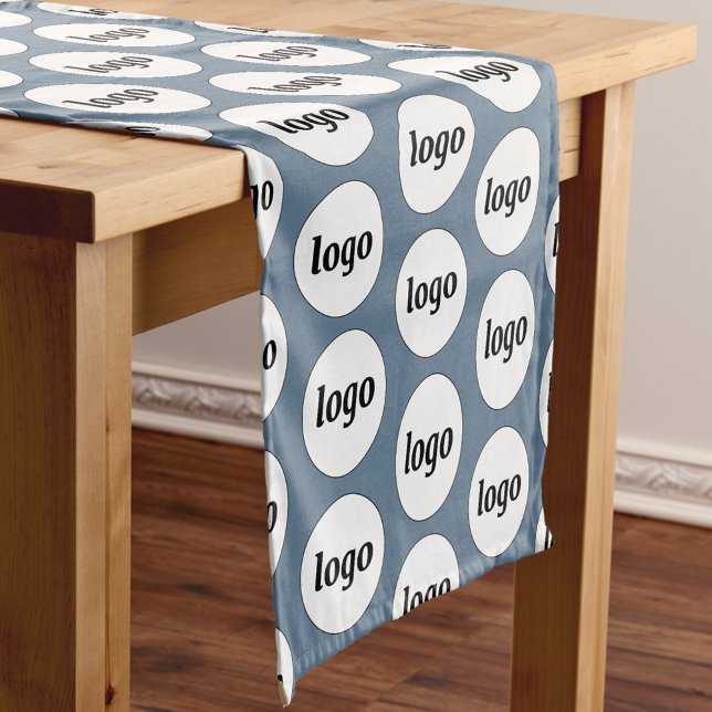 Chemin De Table Court Logo Motif Marque commerciale Dusty Blue (Simple logo with custom text business branding promotional dusty blue table runner)