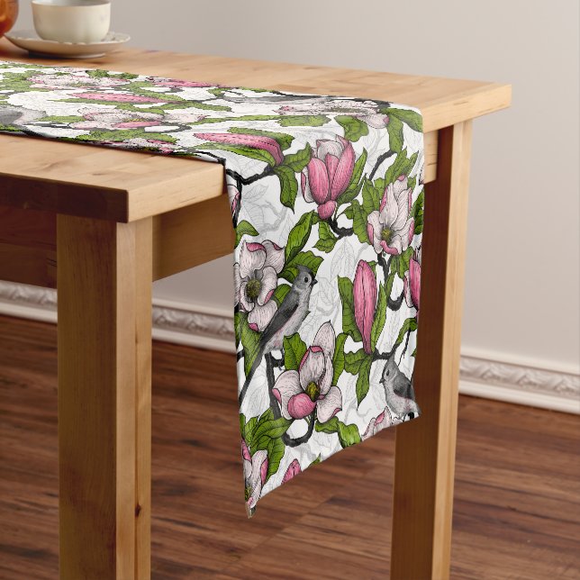 Chemin De Table Court Magnolia en floraison et tireur (In Situ)