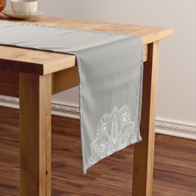 Chemin De Table Court Mandala blanc exotique sur Arrière - plan gris (In Situ)