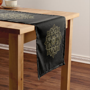 Chemin De Table Court Mandala or et argent sur table courte rouge foncé 