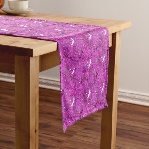Chemin De Table Court Modèle fleuri violet.  
