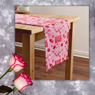 Chemin De Table Court MOM/WOW : Une lettre d'amour en rouge sur rose  