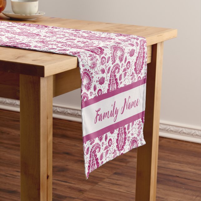 Chemin De Table Court Monogramme rose foncé Motif (In Situ)