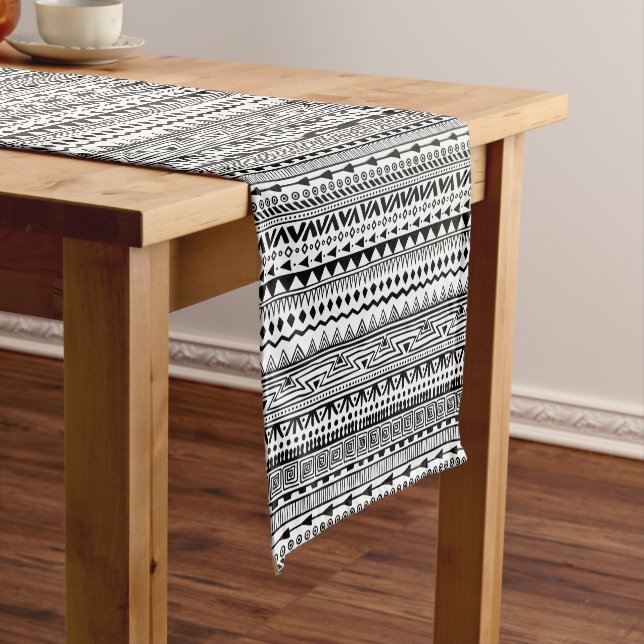 Chemin De Table Court Motif aztèque tribal de sud-ouest noir et blanc (In Situ)