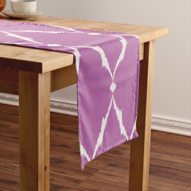 Chemin De Table Court Motif de chevron kat chic et violet (In Situ)