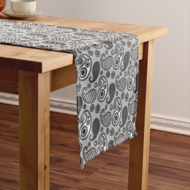Chemin De Table Court Motif Paisley, tons gris, noir et blanc (In Situ)