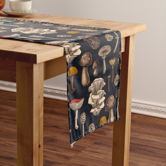 Chemin De Table Court Mushrooms sauvages (In Situ)