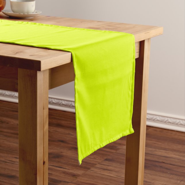 Chemin De Table Court Neon Chartreuse couleur solide | Couleur tendance (In Situ)