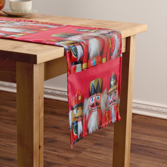 Chemin De Table Court Nutcrackers en uniformes rouges (In Situ)